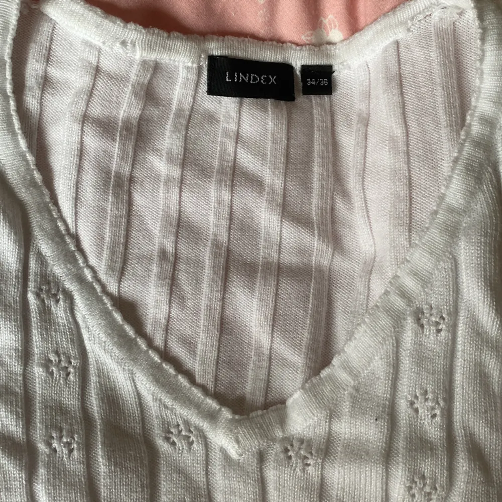 Säljer denna jättefina stickade tröjan från Lindex🤍skulle säga att den är i storlek M. T-paidat.