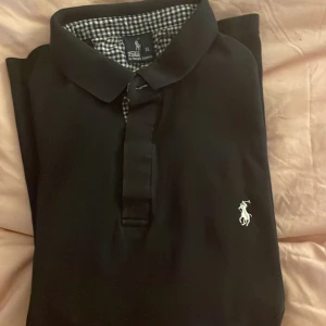 Polo by Ralph Lauren  - Piké ”t-shirt” med rutig ”insida”. Den är knappt använd så varan är i bra skick. 