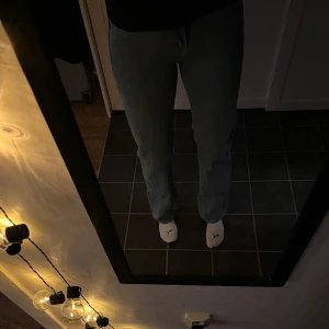 Mid waist jeans från Bikbok - Mörkblå Mid waist jeans från Bikbok som  är använda några fåtal gånger. Säljer på grund av att dom inte kommer till användning💗