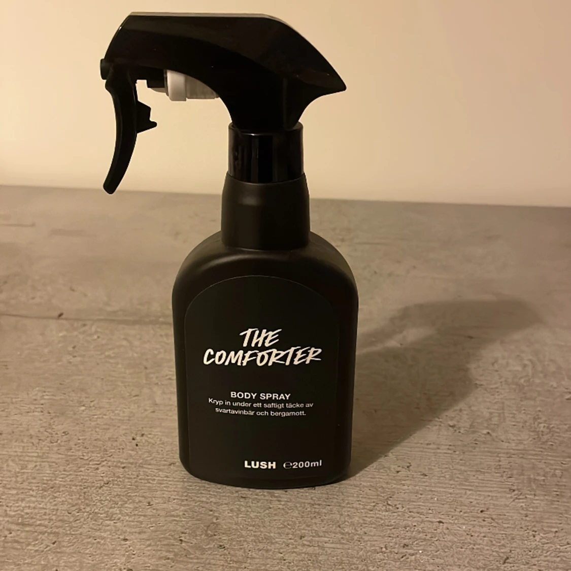 The comforter Body spray Lush