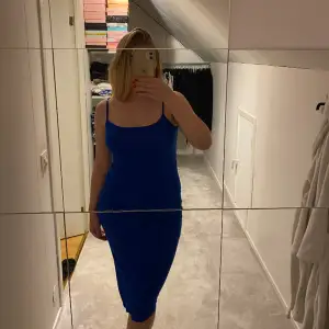 En jättefin blå klänning i väldigt bra skick!! Aldrig använd💗