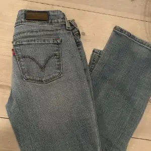 Säljer mina nya Levis lätt utsvängda lågmidjade jeans. Säljer eftersom att dem är lite korta på mig, föredrar lite längre jeans. Pris är diskuterbart❤️