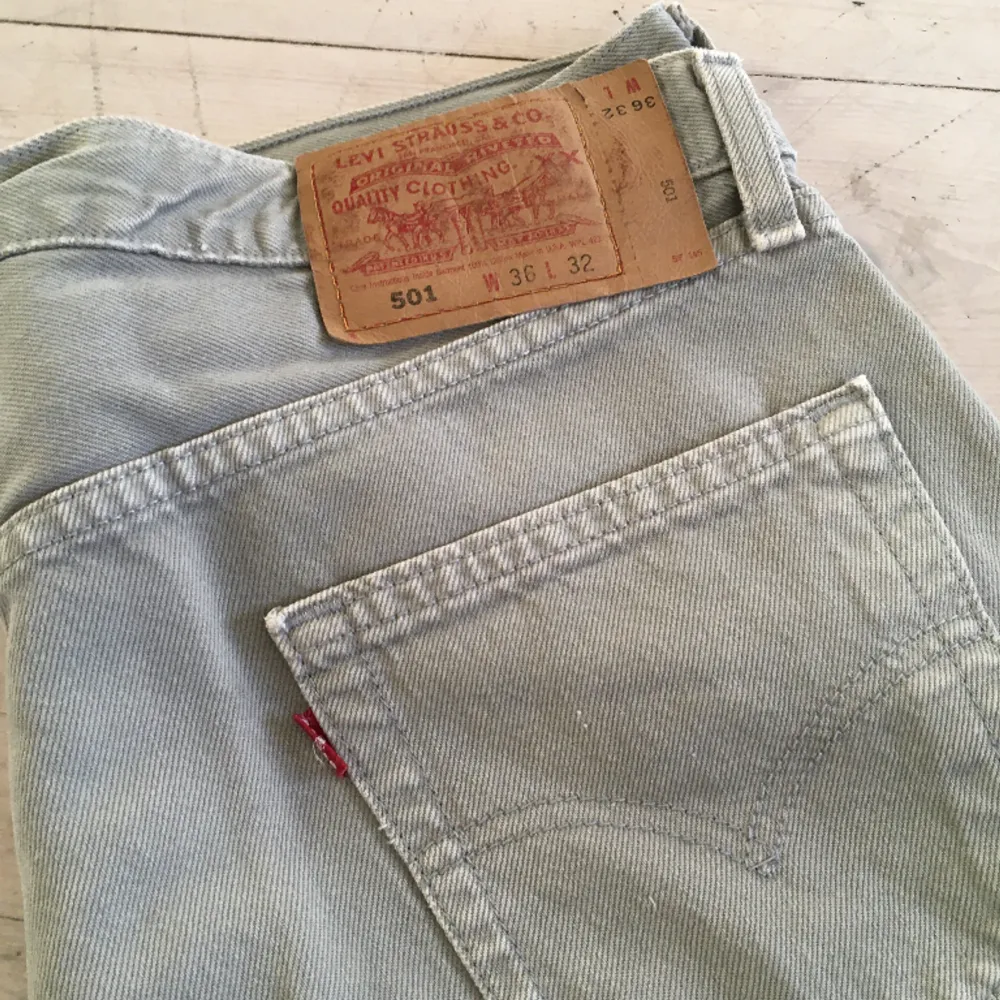 Storlekarna på många vintage Levis kan vara mindre/större än vad det står på lapparna, därför har jag med måtten. Midjemått: 43cm (uppskattar de mer som W:31-32). Gylf: 31,5cm Innerbenslängd: 76,5cm. Farkut & Housut.