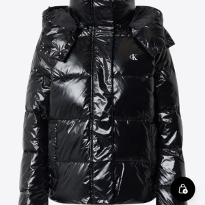 Calvin klein jacka  - Jag säljer min knappt användna calvin klein jacka som är o ny skick, En jätte bra vinter-vår jacka och har jätte fin passform. Jackan är i storlek M men är liten i storleken så den sitter som en S på mig. Nypris var 2239. 