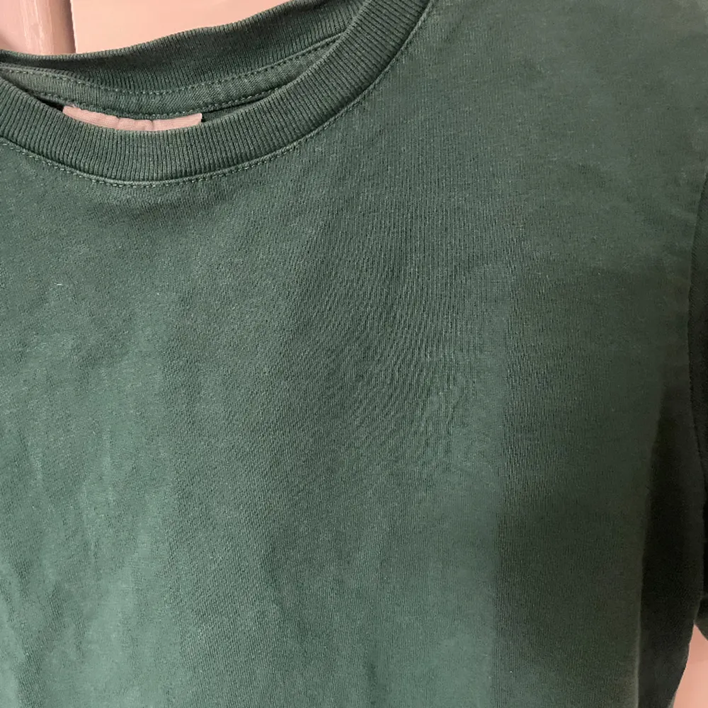 Stentvättad grön t-shirt ifrån Gina tricot. Något kortare i modellen med lte vida armar i storlek XS. T-shirts.