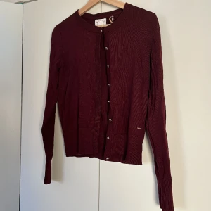 Röd kofta - Säljer denna helt oanvända koftan från Lindex och om den kostade mellan 400-500kr mitt pris är 200kr🤍