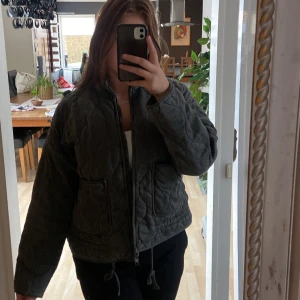 Mönstrad jacka - Grå jacka, perfekt till våren! Något tjockare än vanliga vårjackor. Väldigt bra skick! Vid fler bilder så hör av er! 