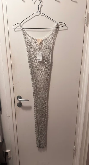 Klänning  - Rensar garderoben hemma, och har en del helt oanvända klänningar som vill ha en ny ägare.  Storlek: S/M.  Helt oanvänd med prislapp kvar.  Nypris: 899:- Säljer den för: 600:-