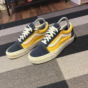 Vans - Vans i storlek 38. Skick 8/10. Köpt för ca 1 år sen, men dom är knappt använda. Hör av er vid frågor, bilder eller annat. Priset är inte fast, kan tänka mig sänka lite 