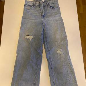 Snygga blåa jeans från H&M i storlek 38. 