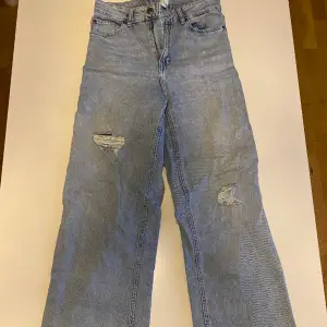 Snygga blåa jeans från H&M i storlek 38. 