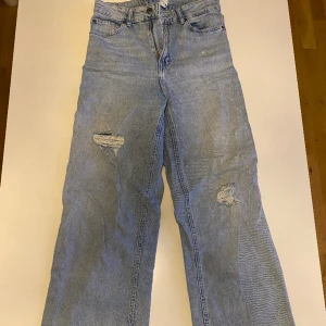 Blåa jeans  - Snygga blåa jeans från H&M i storlek 38. 