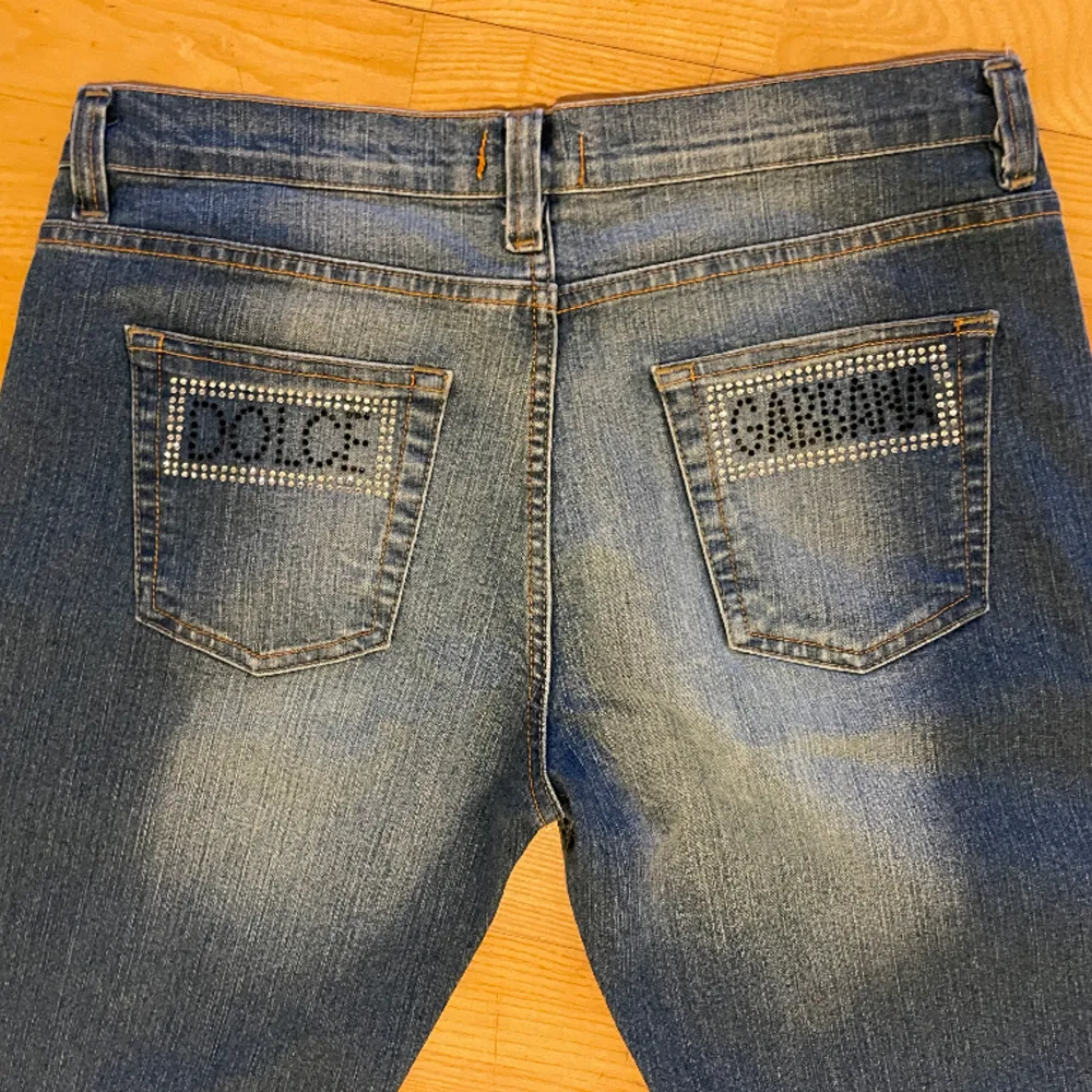 Lågmidjade Dolce Gabbana jeans i nyskick. Har parljeter på både fram och bakfickorna💋💋pris kan diskuteras vid snabb affär!. Jeans & Byxor.
