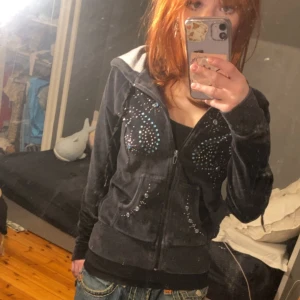 Madona zip up🖤💙 - En super fin svart zip up hoodie med blåa o vita stenar och rinestones av märket madonna i stoelek S 💙💙
