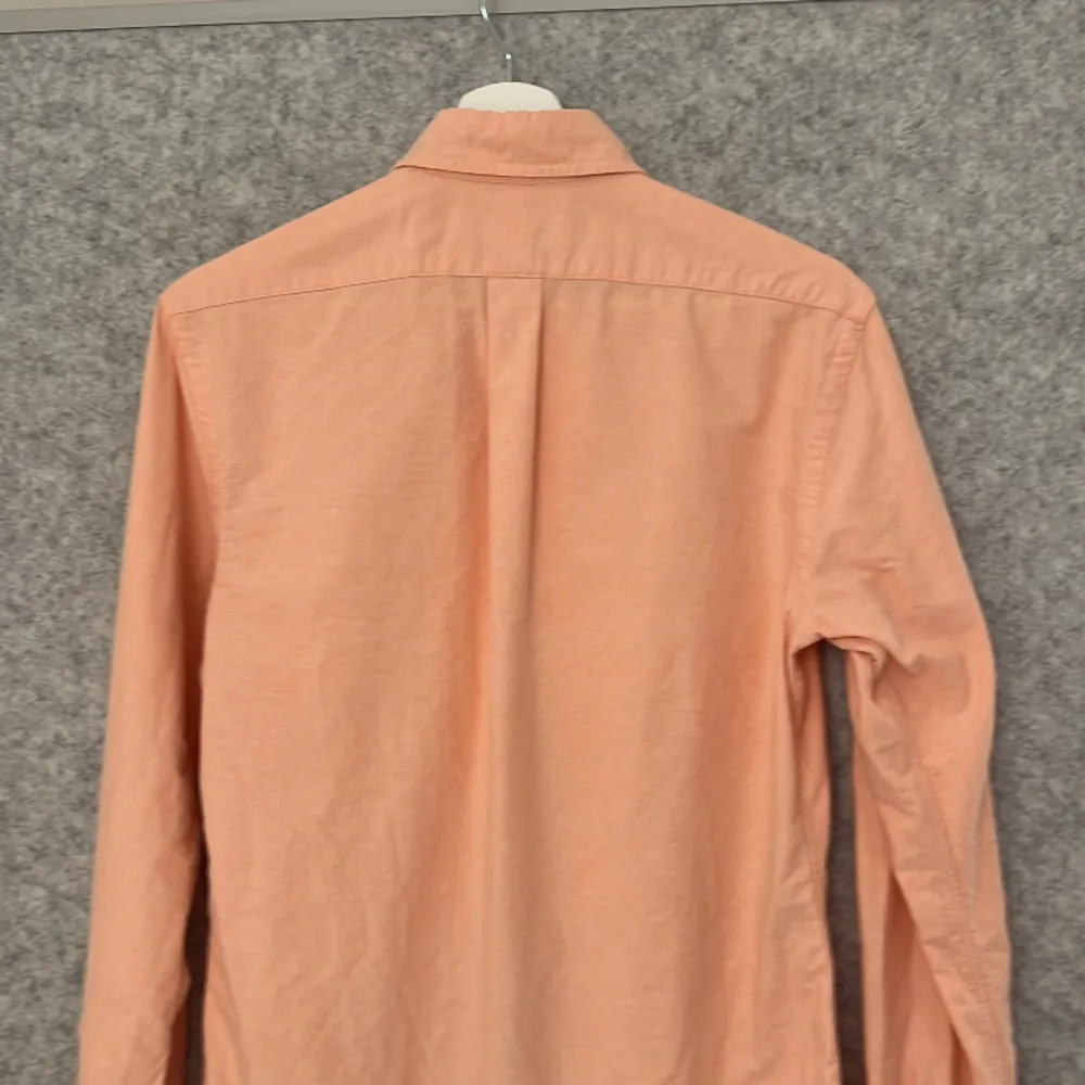 Ralph Lauren skjorta i en snygg orange/beige färg, perfekt skick (inga defekter). Skjortor.