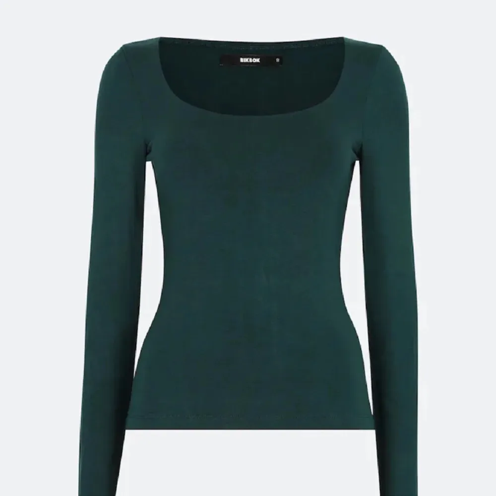 Säljer denna långärmad tröja från bikbok i storlek Xs, lite lite nopprig, men inget man tänker på!☺️. Toppar.