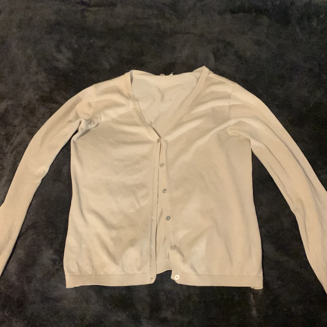 En jätte fin ljus gul/ beige tröja med knappar perfekt till sommaren med ett linne och en söt kjol till 🌷🌼🌸🌼