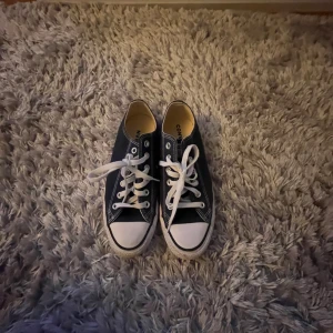 Converse skor låga - Mörkblå Converse. Endast använda 1 gång. Nypris 750kr! Så snygga att styla nu till våren & sommaren 🔥🔥