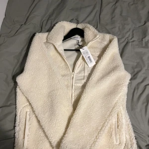 Teddy Jacka beige/vår jacka - Säljer en teddy jacka från stayhard i helt ny skick o taggen fortfarande kvar i storlek M. Ny pris står runt 500+ men säljer snabbt. Mitt pris 429 + frakt. Kan absolut diskutera priset och skriv för fler bilder.