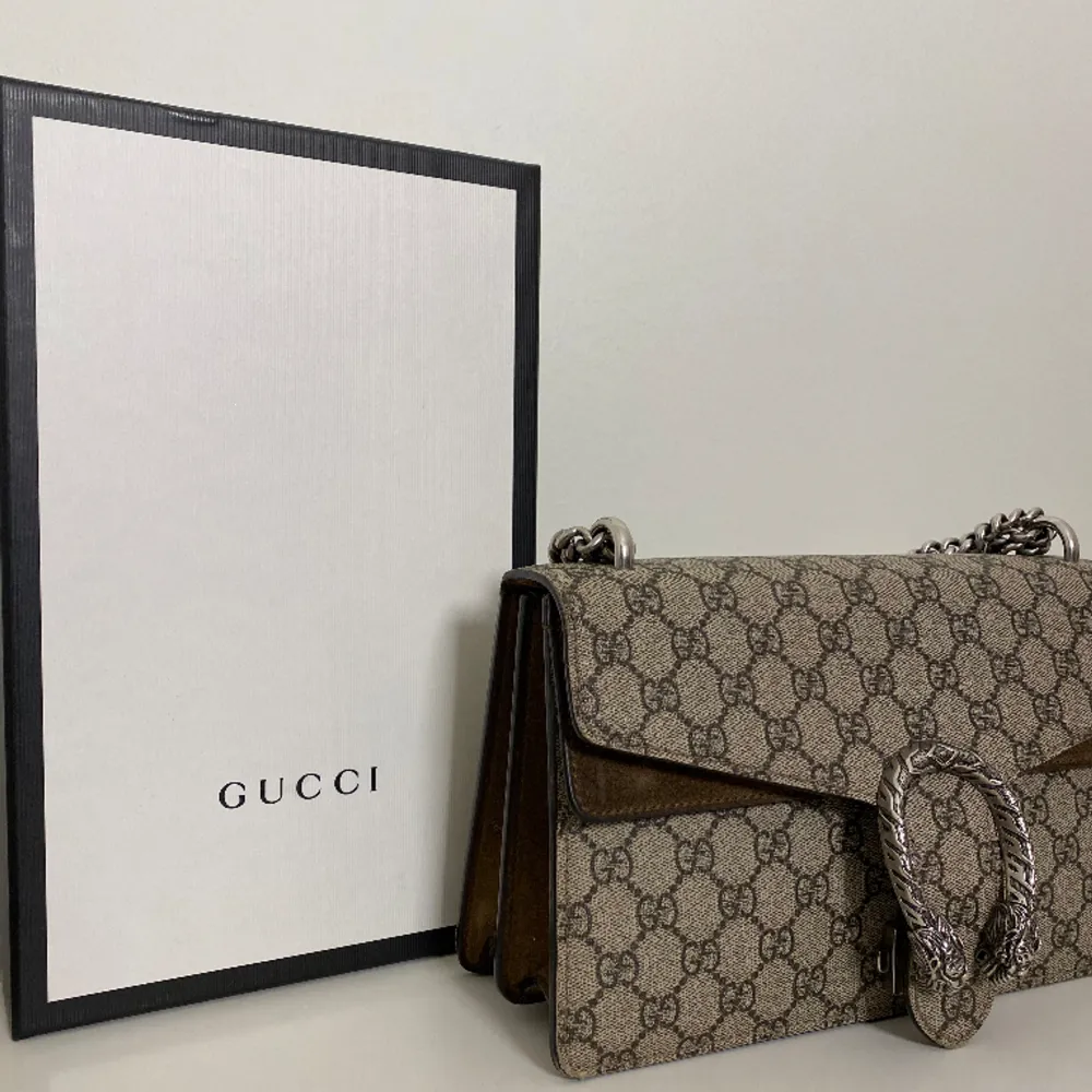 Jättefin dionysus Gucci väska! Köpt ny och använts sparsamt och i fint skick. Endast mockan som blivit lite mörkare. Kvitto och box och dustbag finns. Pris kan diskuteras. Väskor.