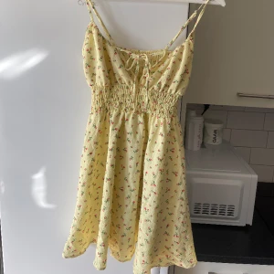 Sommarklänning - Världens sötaste klänning!! Stretchig, går att knyta där uppe vid brösten om man vill och justerbara axelband. Helt oanvänd 💛