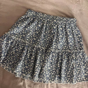 Blommig kjol  - Söt blommig kjol, storlek S 🤍