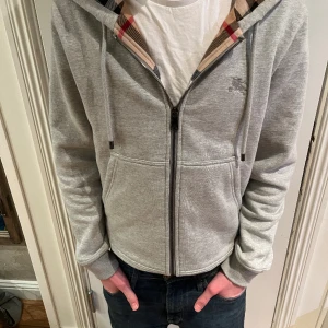 Burberry hoodie - Tja, säljer nu min burberry hoodie eftersom den är för stor. Den är använd 1 gång. Nypris 750€/8900kr. Skick 9,5/10 inga defekter. Komm med prisförslag, jag måste sälja snabbt. Jag är öppen för byten