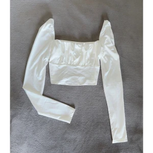 vit tröja XS/34 square topp sommar crop white Helt NY! - Färg: vit.  Strl: XS.  Helt ny och oanvänd tröja. Square urringning och liten puffärm. Mjukt och skönt material i stretch. Croppad och slimmad topp. 