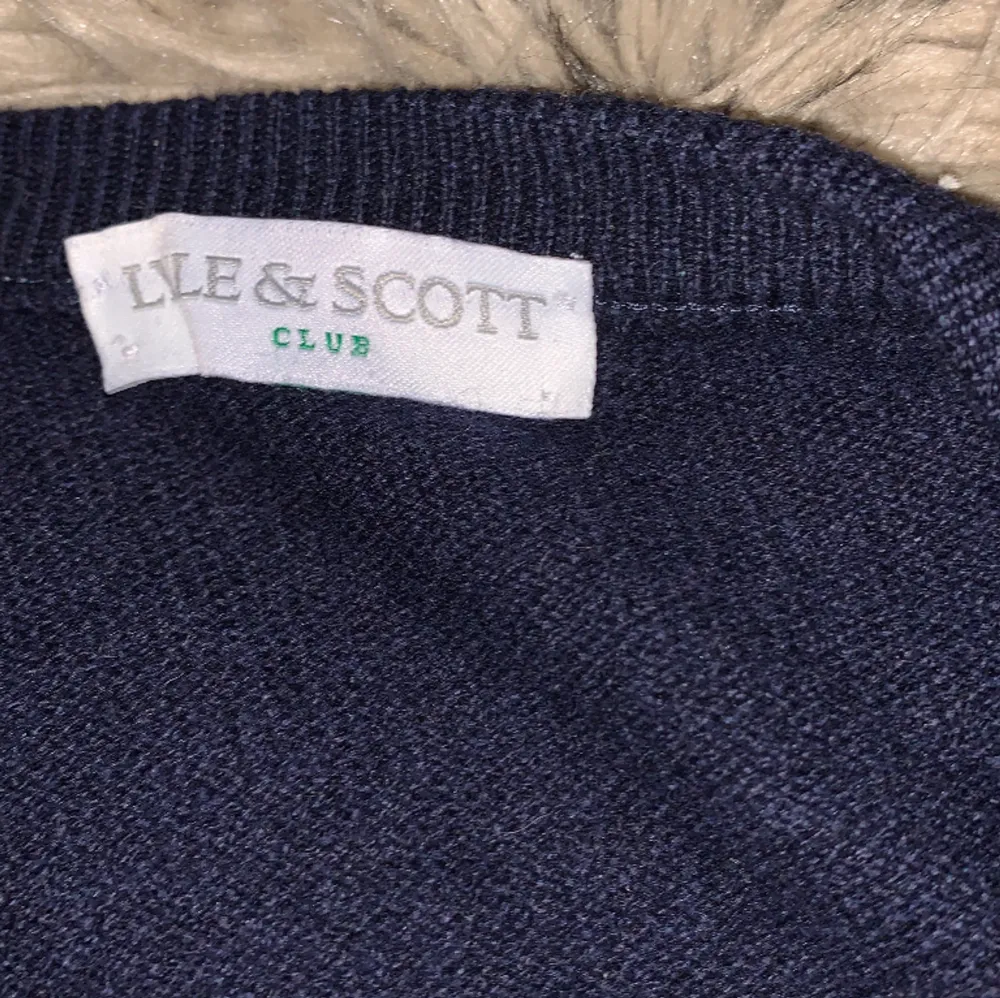 Jag säljer min jättesnygga Lyle & scott tröja. Skick 9/10. Modellen är 175.. Tröjor & Koftor.