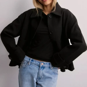 Kappa - Skriv privat för bättre bilder! 💕 Kort kappa som använts kanske 5-8 gånger men som inte används längre. Köpt för 500kr och den säljs inte längre. Perfekt nu till våren!! ☀️🪷