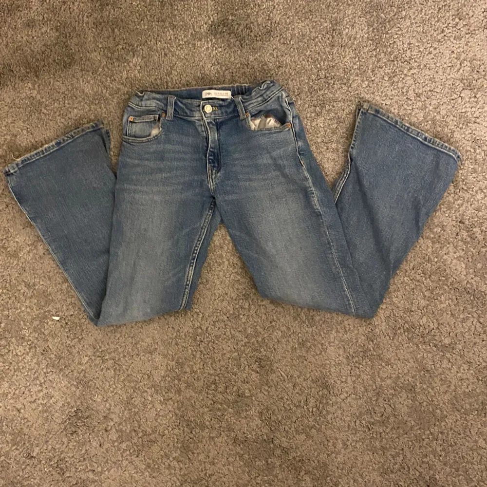 Säljer dessa bootcut/flare jeans som är dessvärre för små. Jeansen är i bra skick❤️. Jeans & Byxor.