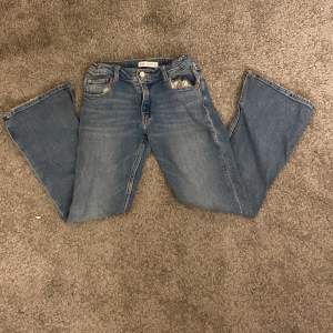 Säljer dessa bootcut/flare jeans som är dessvärre för små. Jeansen är i bra skick❤️