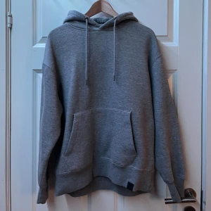 Pull&bear Grå Hoodie - Grå Pull&bear hoodie som är i väldigt bra skick och har inga defekter. Finns en likadan Hoodie som jag säljer fast i blå, köper man båda kan man få de för 550.