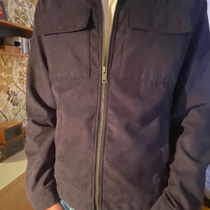 Overshirt Jack and Jones -  500 KR INKLUSIVE FRAKT!  En snygg blå Overshirt perfekt till våren. Den är i mocka och i storlek M. Jag väger 72 kg och är 185