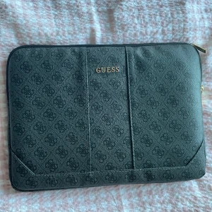 Datorfodral  - Datorfodral från guess i gott skick, förutom några detaljer som börjat tappa lite färg, skriv om ni har frågor 💓