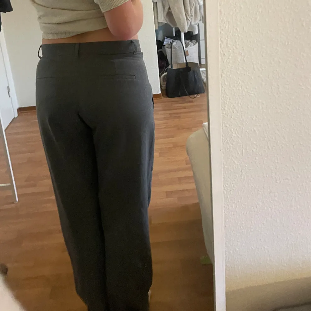 så snygga grå lågmidjade kostymbyxor strl S men lite baggy så passar mig som bär M 💕⭐️🫶. Farkut & Housut.