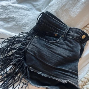 Jeansshorts med detalj  - Coola lådmidjade shorts med fransar, perfekt både till sommaren men också temafester! Bra skick, inga defekter.  Storlek 40 men skulle säga att de sitter som S, väldigt små i storleken.🌸