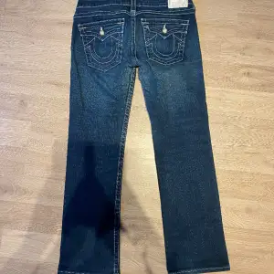 Bootcut true religion jeans som är köpta på Vinted. Super skick! Jag skulle tolka storleken som 36/38. Till referens så sittar dem ganska stort på mig men passar ändoch jag är 36 och 167 cm lång. Mått: midjan rakt över 41 cm, innerbenslängden 75 cm 👍