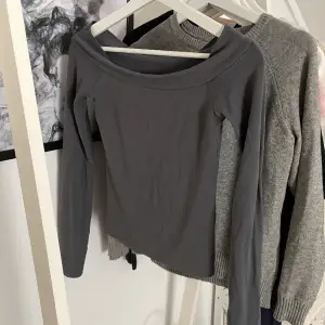 Säljer denna grå supersköna och snygga långärmade tröjan då den inte kommer till användning längre🩶Skriv till mig för frågor eller om ni vill diskutera pris os💗