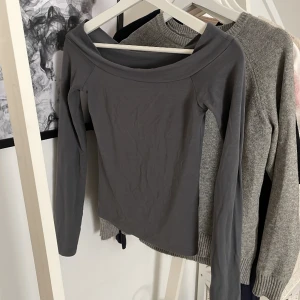 Grå långärmad tröja❤️ - Säljer denna grå supersköna och snygga långärmade tröjan då den inte kommer till användning längre🩶Skriv till mig för frågor eller om ni vill diskutera pris os💗