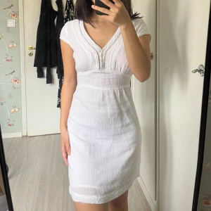 Vit vero Moda klänning - En superfin vit klänning som passar till skolavslutning eller studenten. Sitter som en vanlig XS och kan dra till midjan med banden i ryggen. 💓