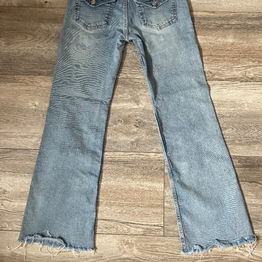 Säljer mina low waist jeans ifrån H&M, strl 36. Säljer pga att förra ägaren klippte av byxbenen så dem är lite för korta för mig, jag är cirka 1,60 lång.💕. Jeans & Byxor.