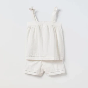 Pyjamas - Söt pyjamas från zara, tyvärr för liten, kan användas som vanlig topp och shorts också. Storlek 164 cm. Plus frakt på 46