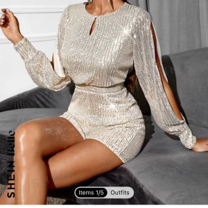 Guld glitter jumpsuit , helt ny  - Jumpsuit , helt ny i förpackning  Strl M 