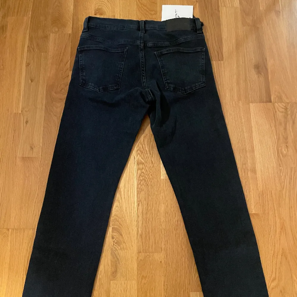 Mörkblå J.Lindeberg jeans, storlek 28/32. Aldrig använda. Nypris 1300kr. Jeans & Byxor.