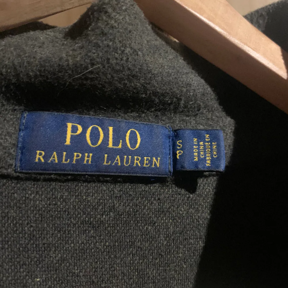 Säljer nu denna riktigt snygga half zipen från Ralph Lauren. Tröjan är sparsamt använd och i gott skick. Vid minsta fundering eller fråga är det bara att höra av dig.. Tröjor & Koftor.