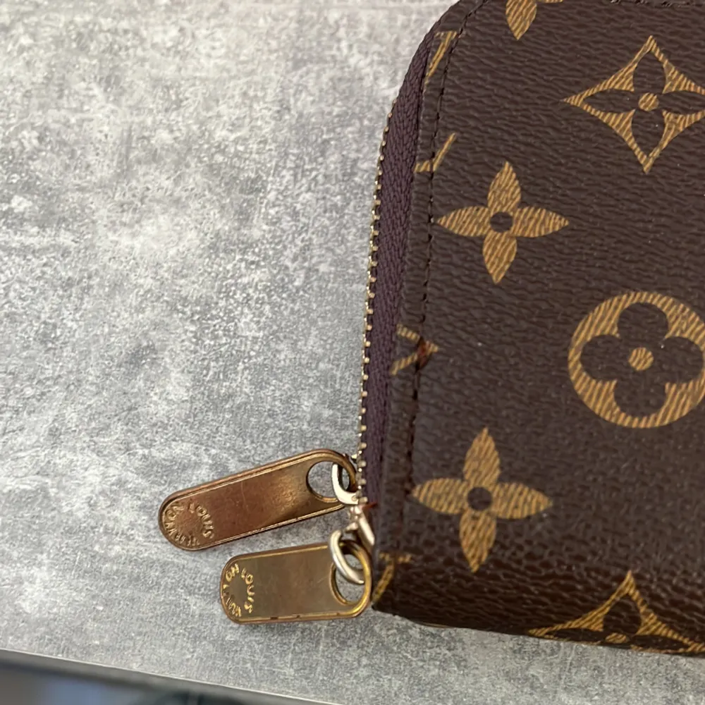 Säljer denna jätte fina louis vuitton necessären som är i väldigt bra skick( ÄKTA!) Pris kan diskuteras . Accessoarer.