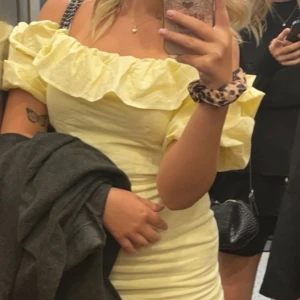 Linneklänning - Gul linneklänning från hm i storlek M, använd fåtal ggr. 