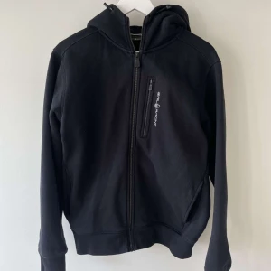 Sail Racing hoodie - Säljer denna Sail Racing hoodie som är använd ett fåtal gånger och är i bra skick. Köptes för 1500kr