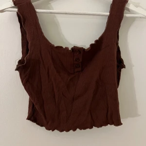 Sommar topp , brun i storlek M - Använd fåtal gånger, storlek M , breathable material, perfekt för sommar 